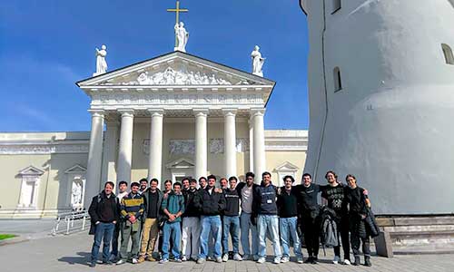 Estudantes em programa internacional de cibersegurança